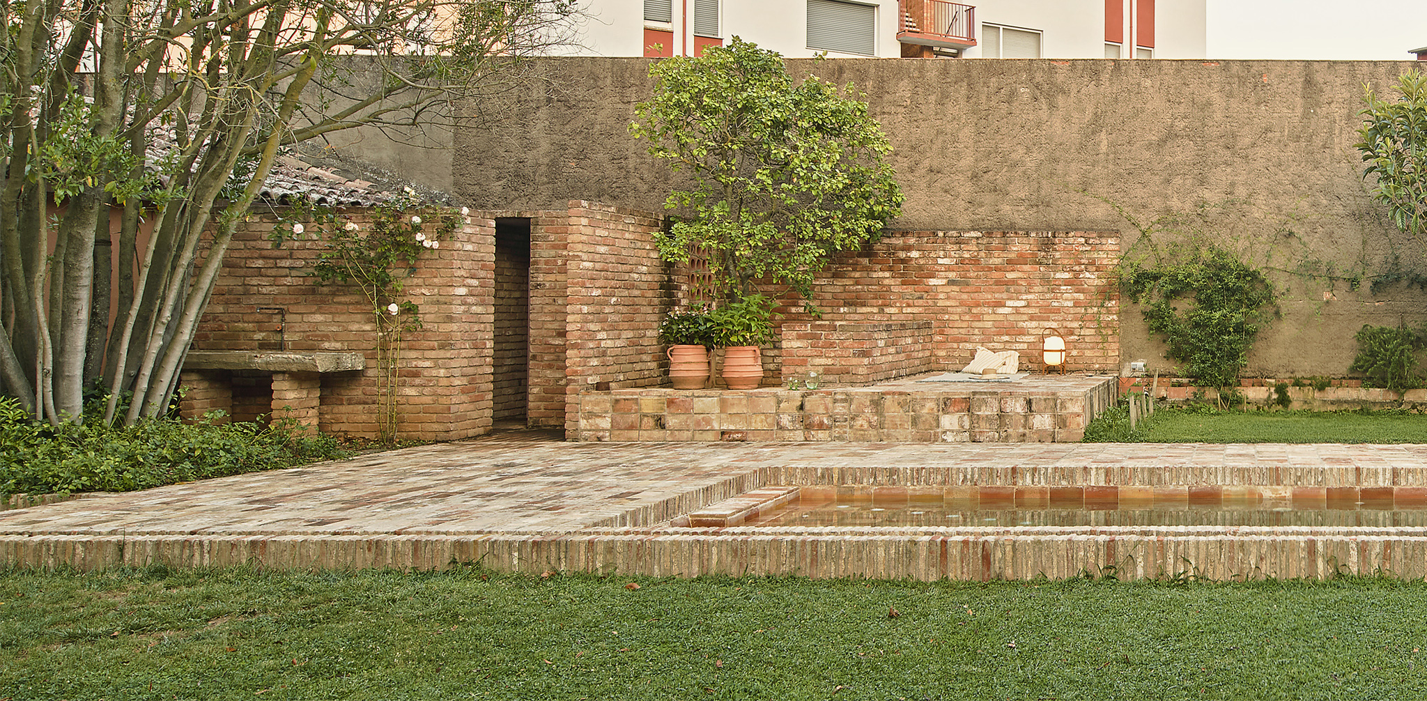 alberca - topografía cerámica en un jardín de la Garrotxa