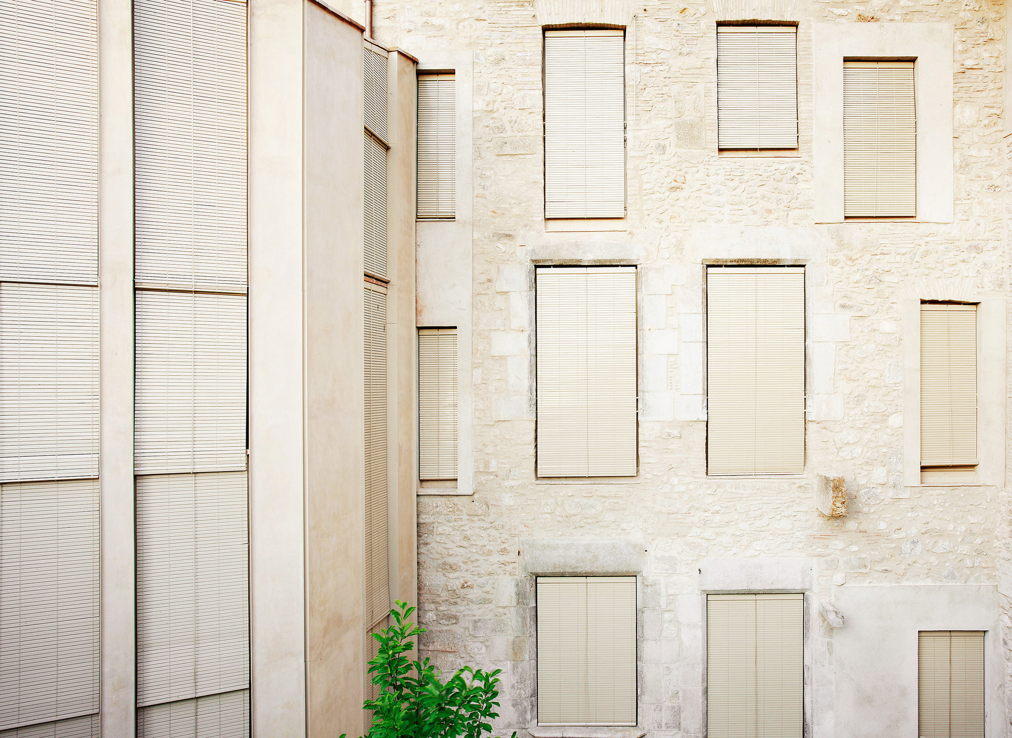 casa collage - rehabilitación de un edificio de viviendas en el centro histórico de Girona